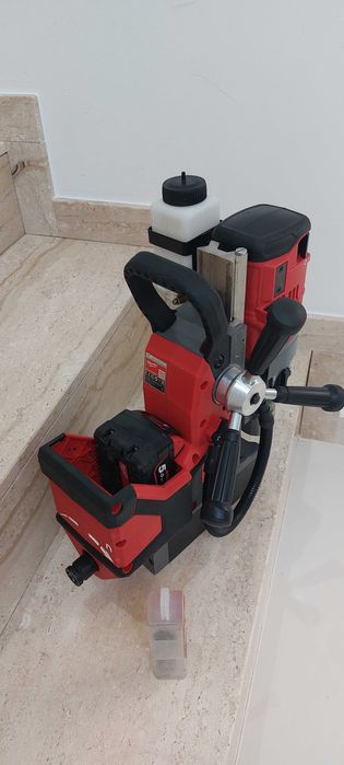 Masina de carotat cu talpa magnetică Milwaukee