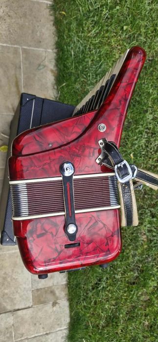 Vând acordeon parrot cu 60 basi rosu