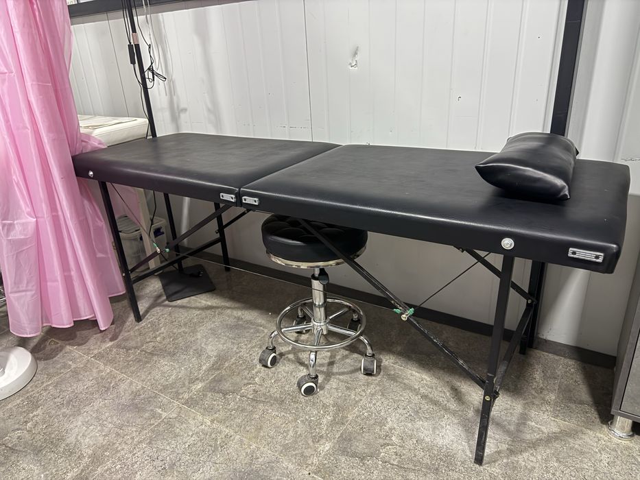 Кушетка сотилади(продаётся кушетка)