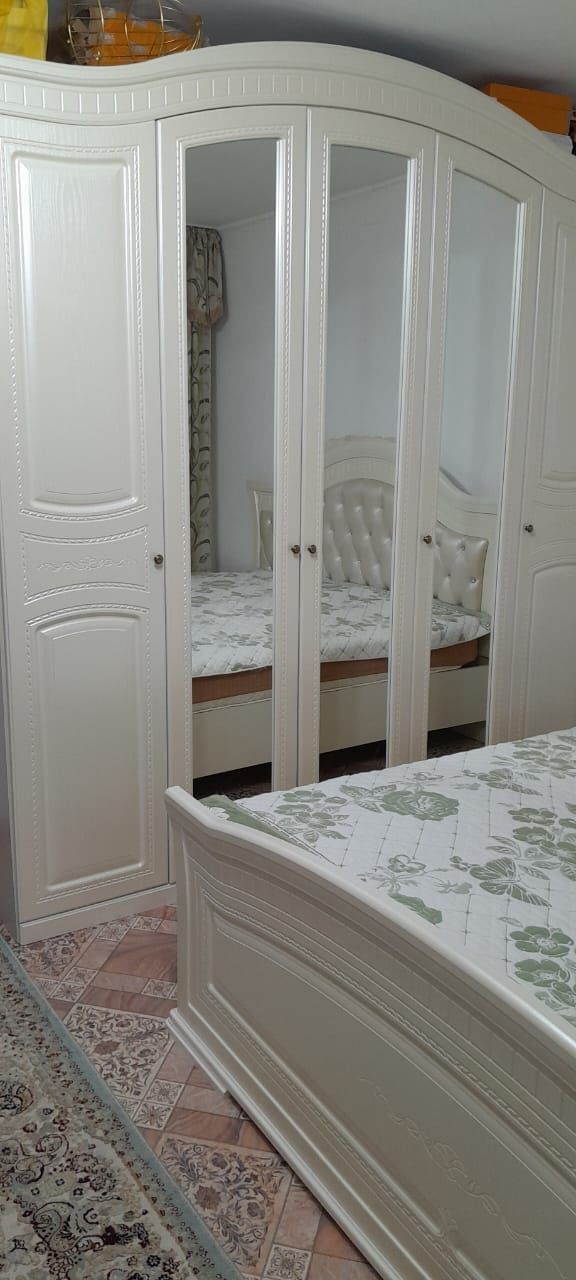 Продаеться спальная гарнитура