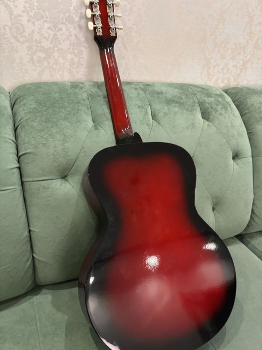 Гитара бордовый