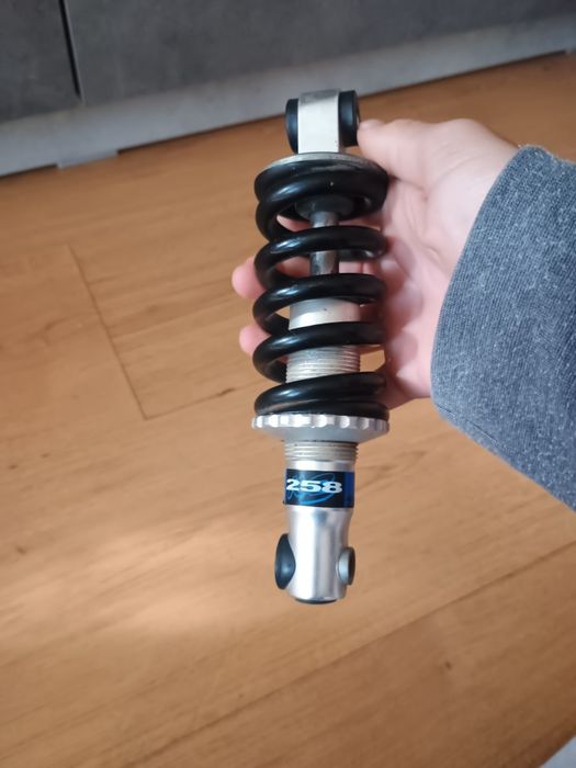 Продавам заден шок за колело