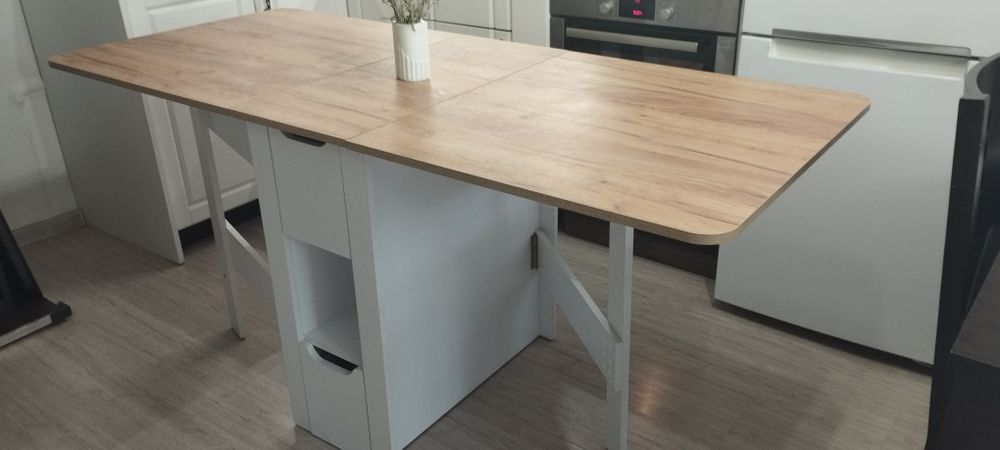 Трапезна разтегателна маса с 4 чекмеджета.