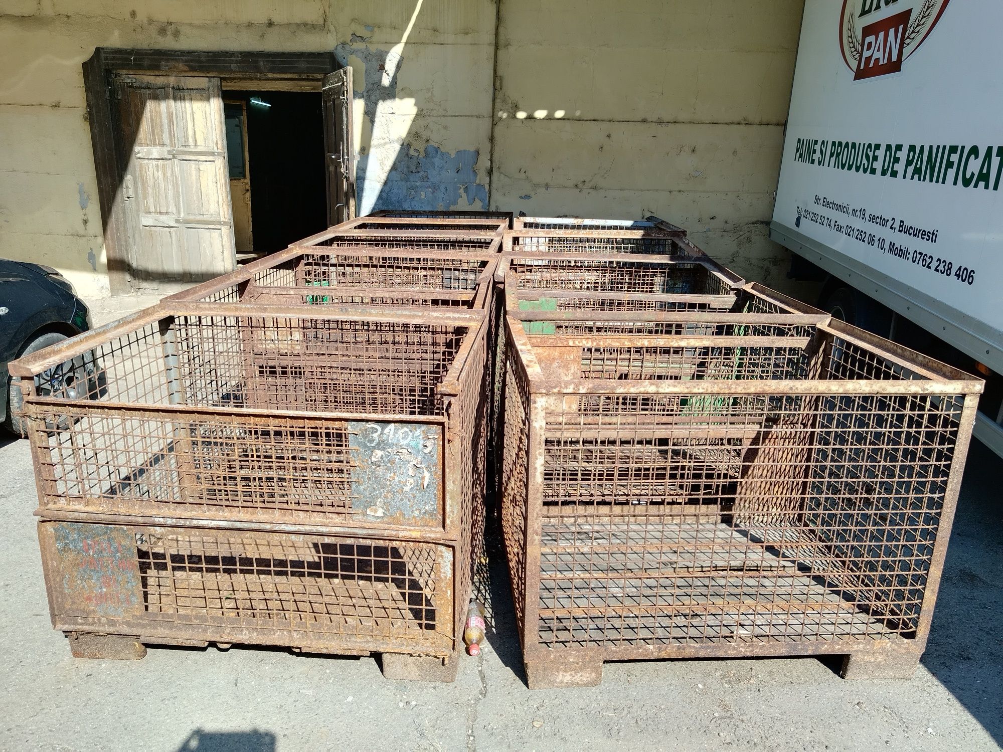 Vand sau schimb boxpaleti metalici cutii containere depozitare