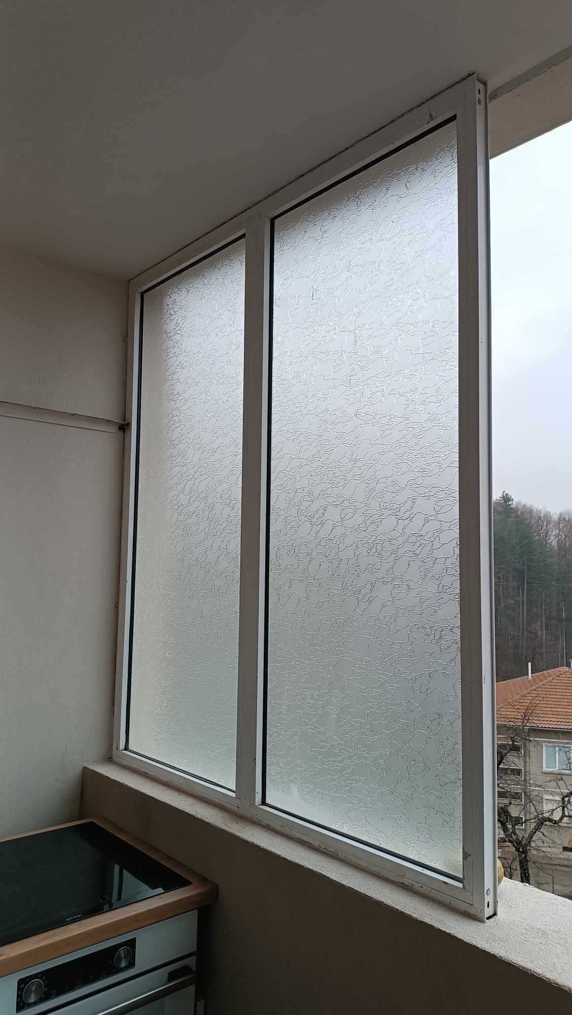 Дървена дограма с двойни прозорци, без каси, преграда за тераса.
