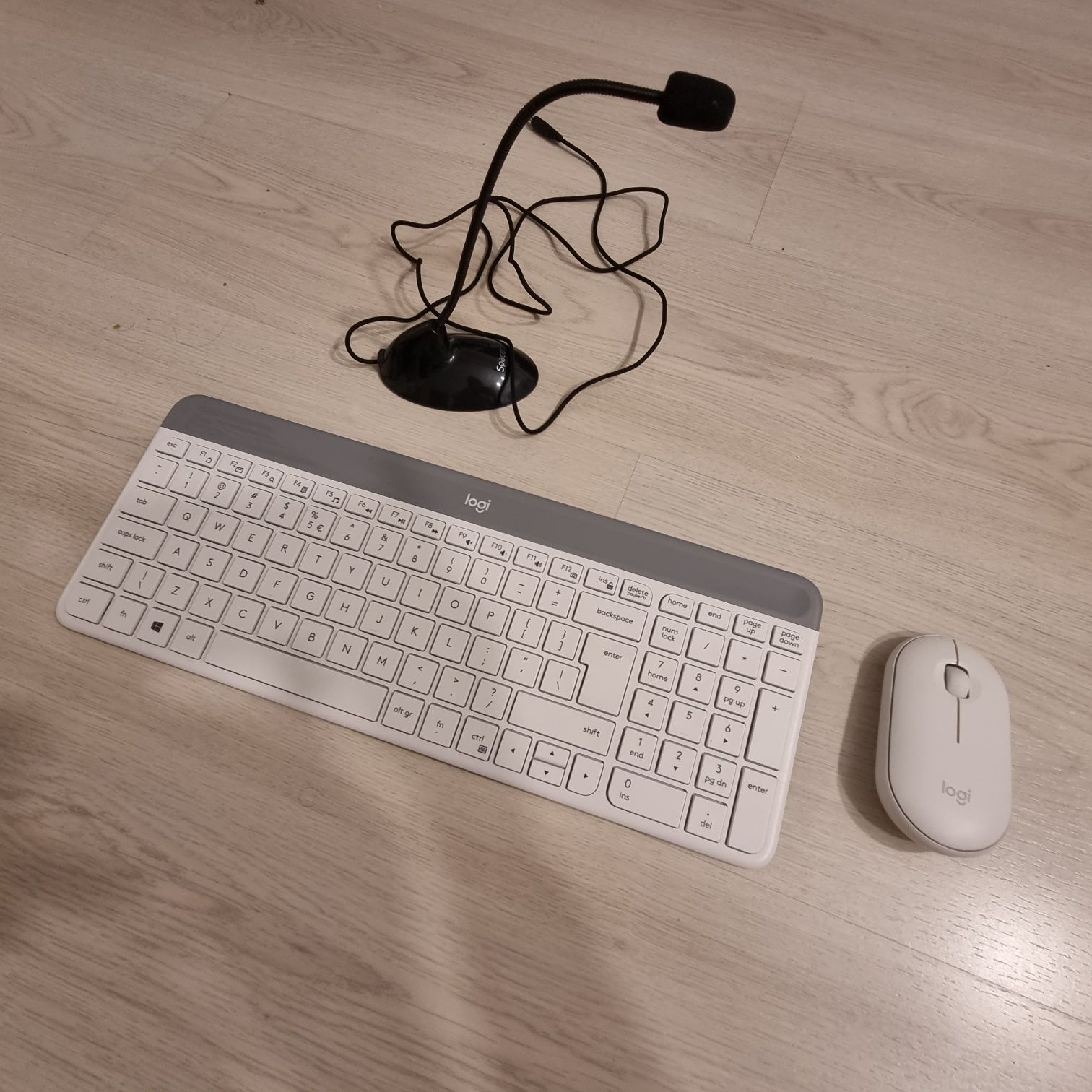 Tastatura, mouse și microfon