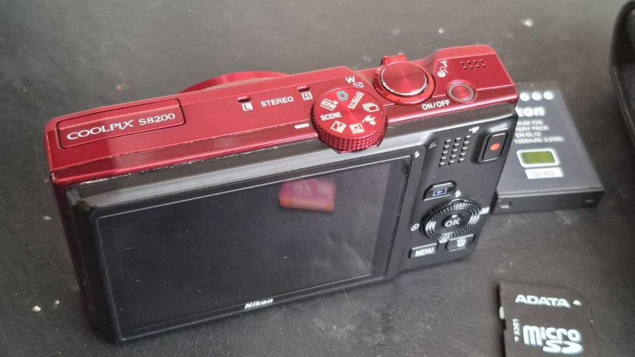 Компактен фотоапарат Nikon Coolpix S8200 14x широк оптичен зум отличен