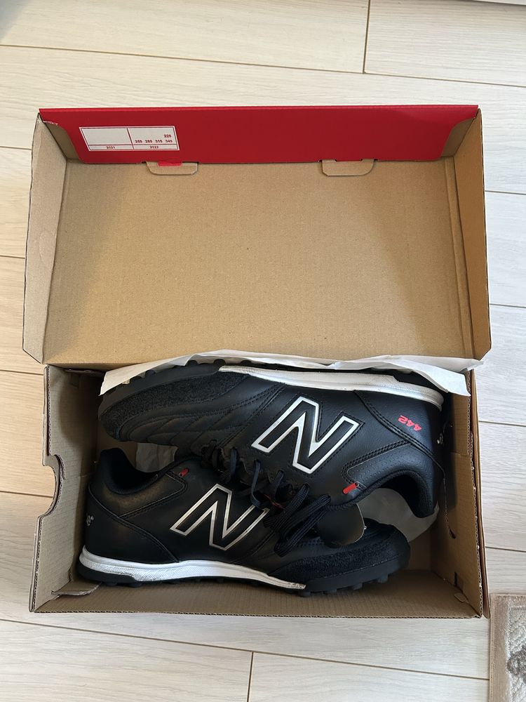 Vand adidasi de fotbal New Balance marimea M