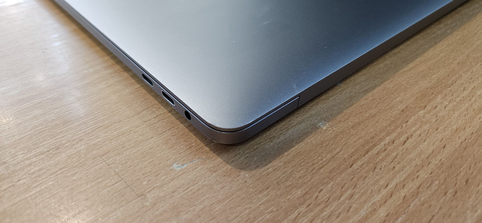 Macbook Pro A1707 ( Inteli7,512ssd,16gbram,radeonpro4gb)