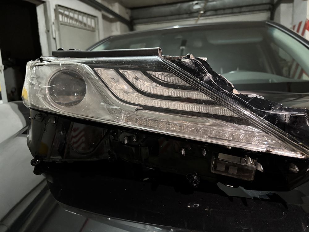 Продам Оригинальную правую фару и задний фонарь от Тойоты Camry 70