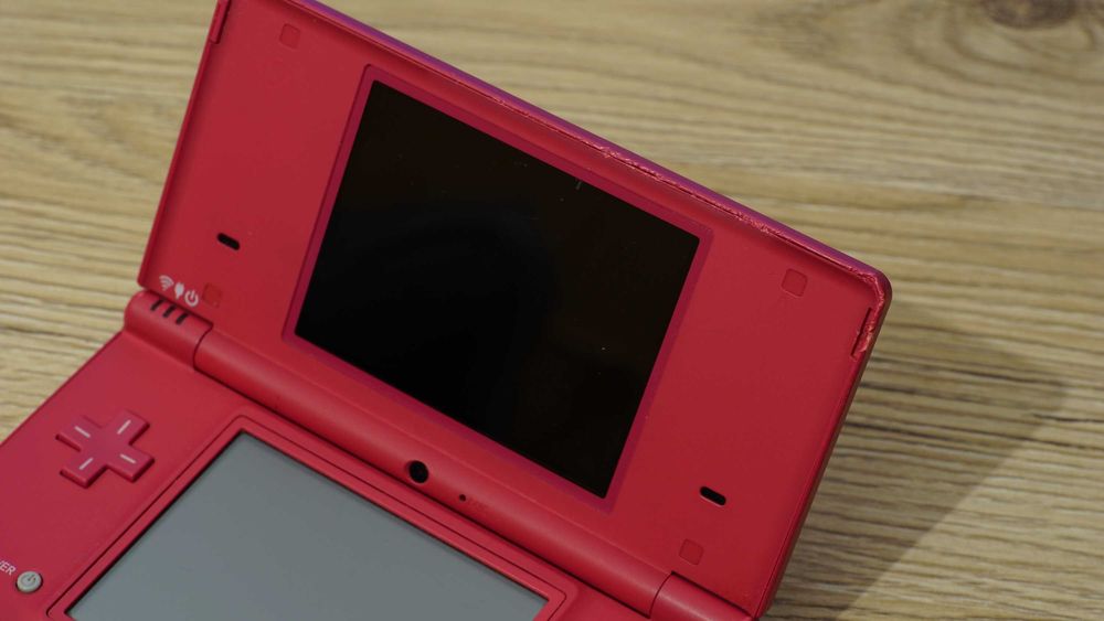 Consola portabila Nintendo DSi roz + accesorii