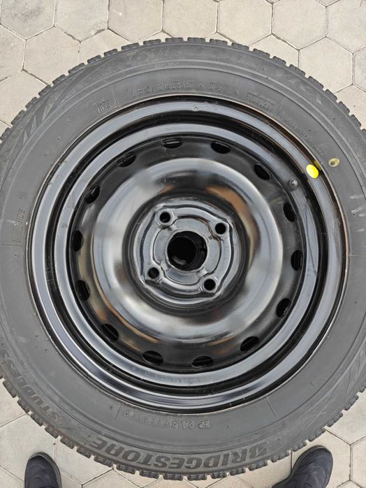 Зимние шины Bridgestone 185/60 R15 с железными дисками
