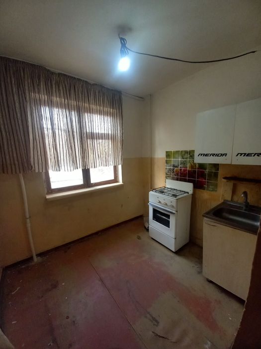 Продаётся 2х ком кв в чирчике 1 мкн 77 серия дом кирпичный 2 этаж