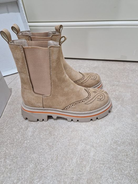 Ghete piele intoarsa de dama
