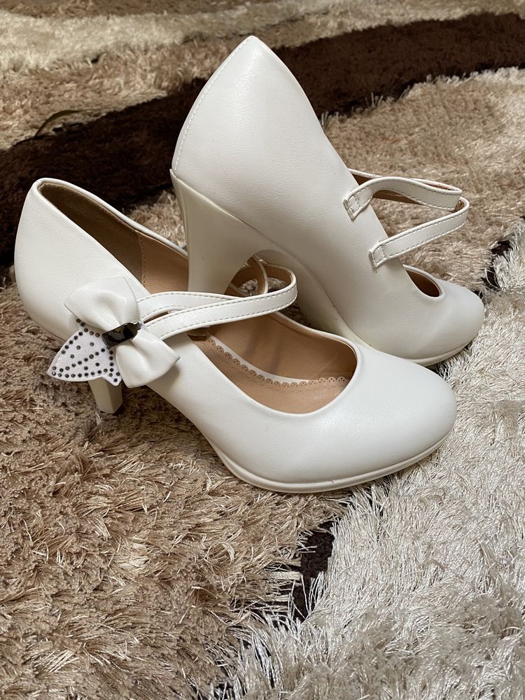 Pantofi albi ( mireasa)