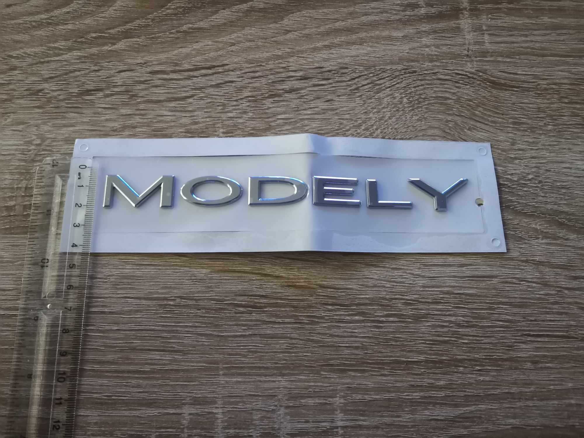 надпис сребрист гланц Tesla Model Y