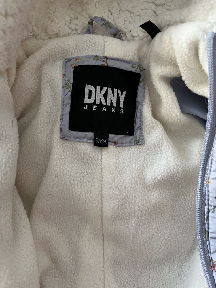 Combinezon DKNY cu mănuși pentru 3-6 luni