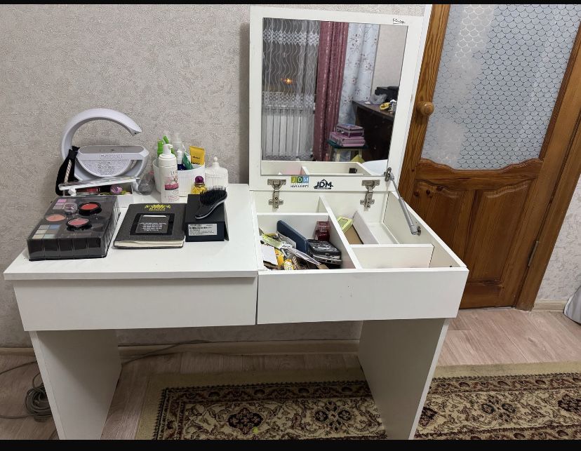 Продам туалетный стол