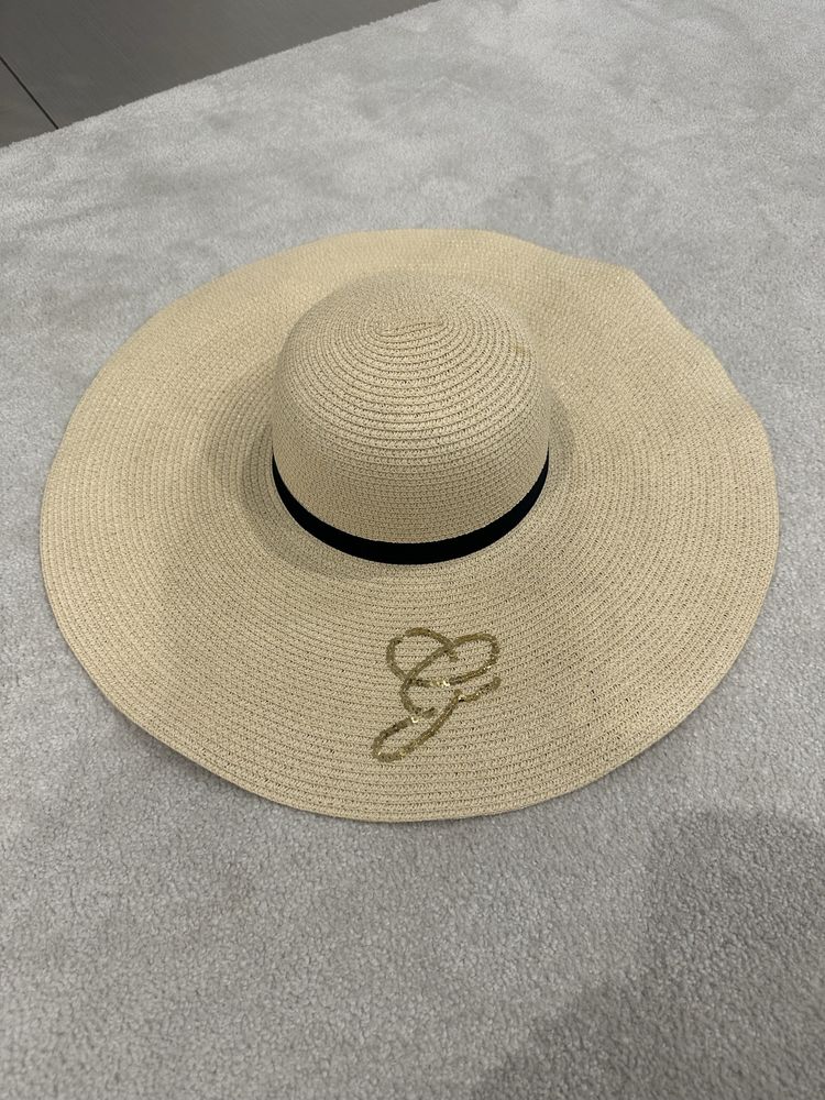 Дамска лятна шапка на Guess
