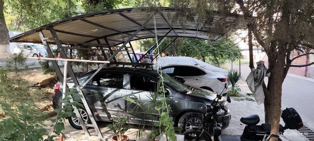 Автонавес для 2-х авто, съемный на болтах.