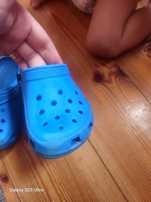 Crocs c8 C9 purtați la gradinita