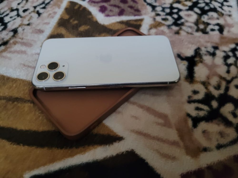 Vand iphone 11 pro uregnt sau schimb