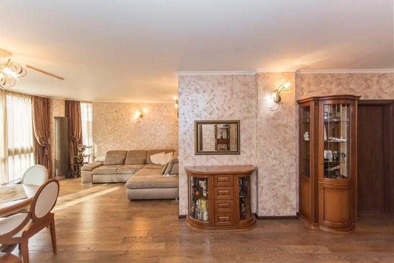 Продаваме Четиристаен Апартамент В Дианабад.