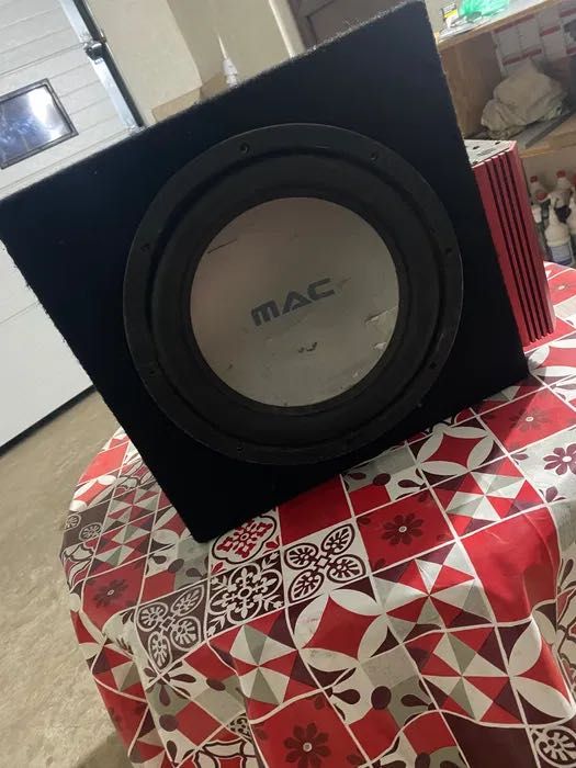 Subwoofer cu stație si cabluri groase