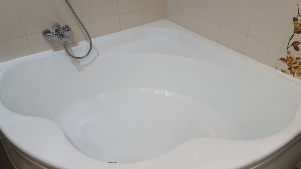 Ванна угловая акриловая в хорошем состоянии