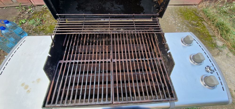 Weber Genesis gratar pe gaz