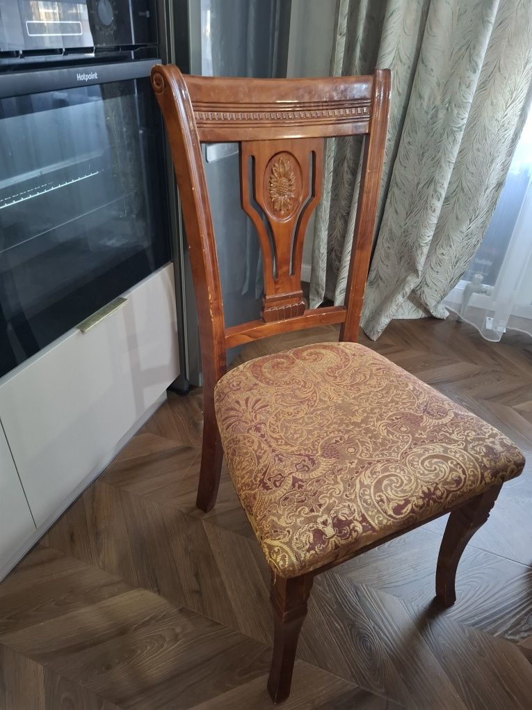 Стол со стульями