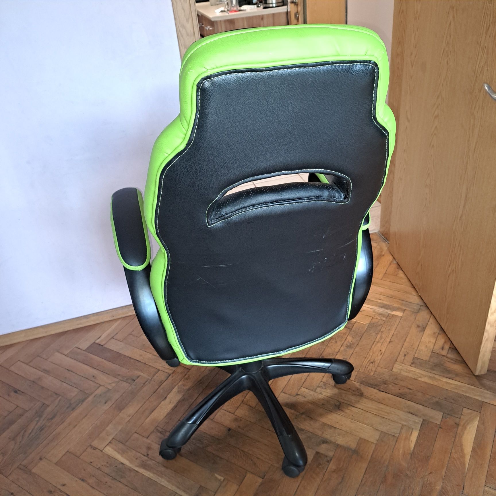Продавам геймърски стол.