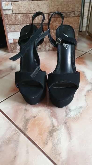 Sandale cu toc si platforma