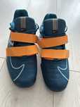 Adidasi Nike sport.