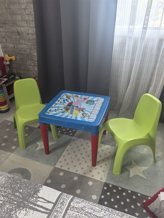 Детска масичка с два стола