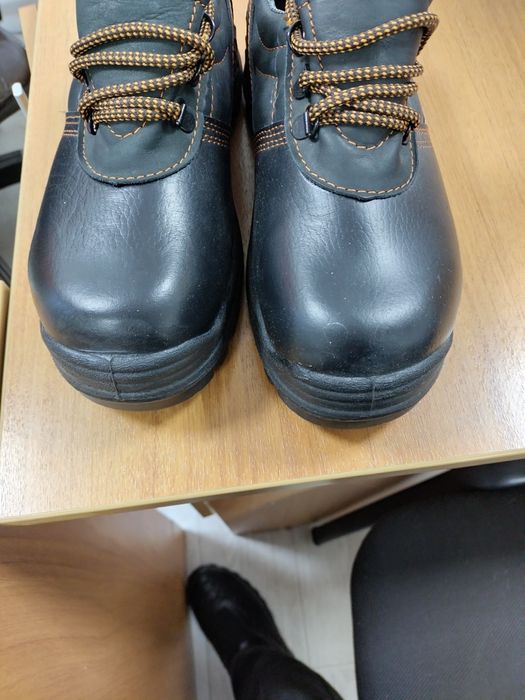 Продам спец  ботинки