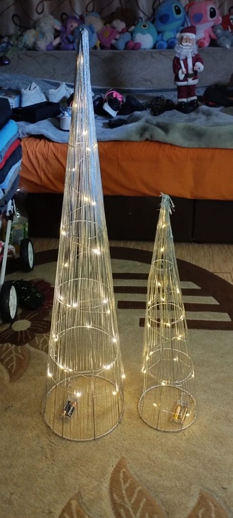 Doua piramide cu leduri