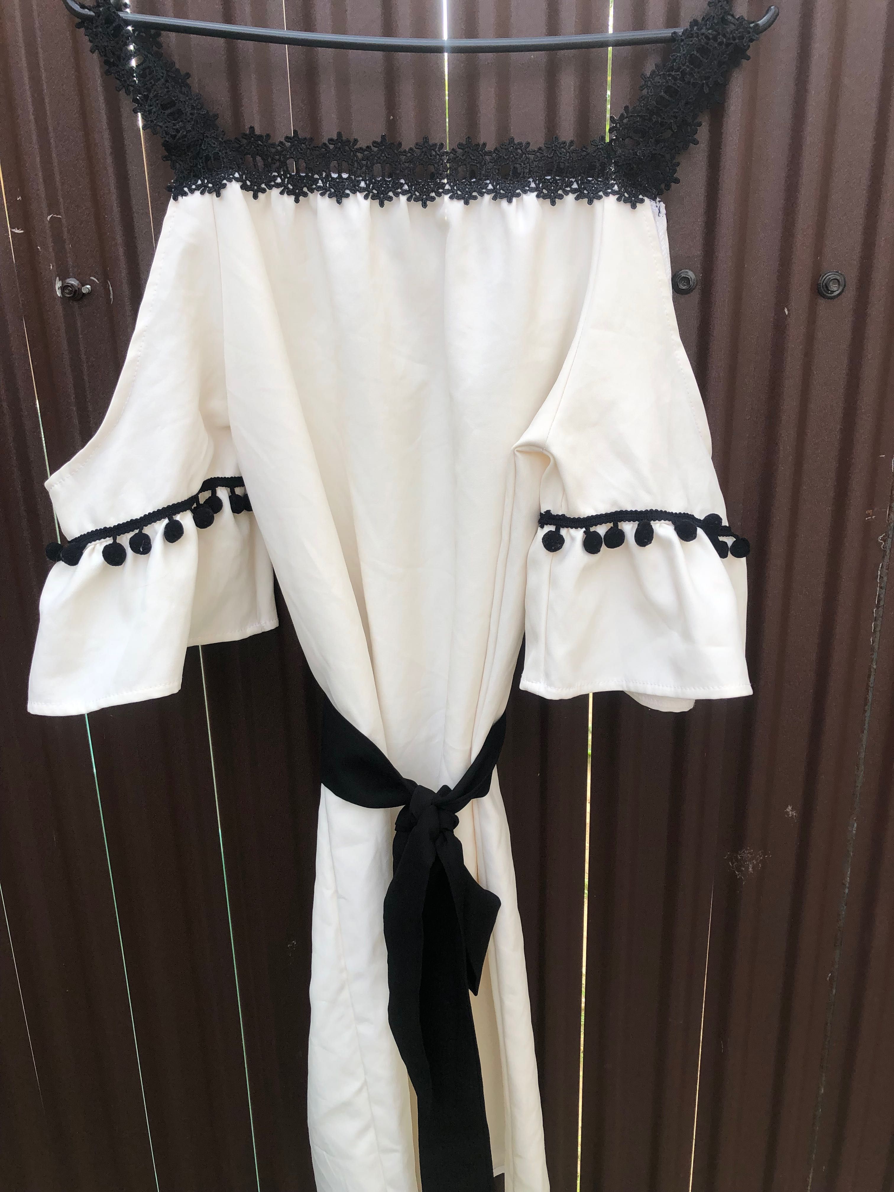 Rochie de zi elegantă alb cu negru mâneci clopot .