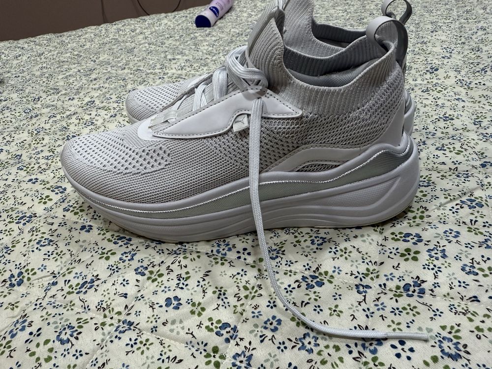 Продавам бели Puma