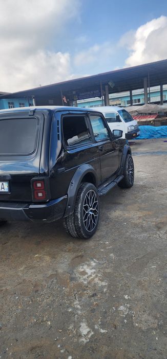 NIVA mers salon qilingan yoʻltanlamas aftomobili sotiladi