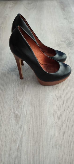 Черни токчета с дървена платформа