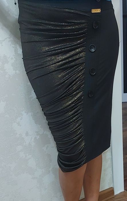 Продам юбки в золоте также в серебре ,цена 5000 за каждую, размер 42