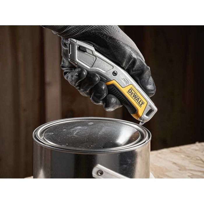 Макетен нож DeWALT DWHT10054-0, с 3 резервни остриета
