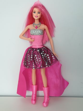Barbie Mattel originală canta și întoarce rochia