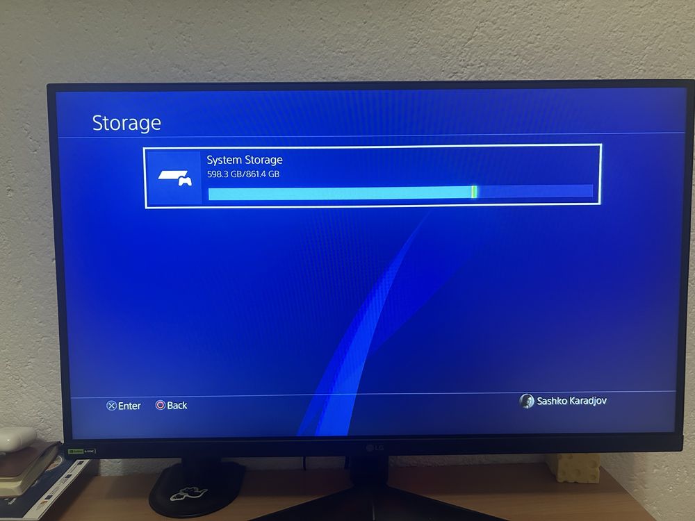 PS4 PRO 1 TB в отлично състояние