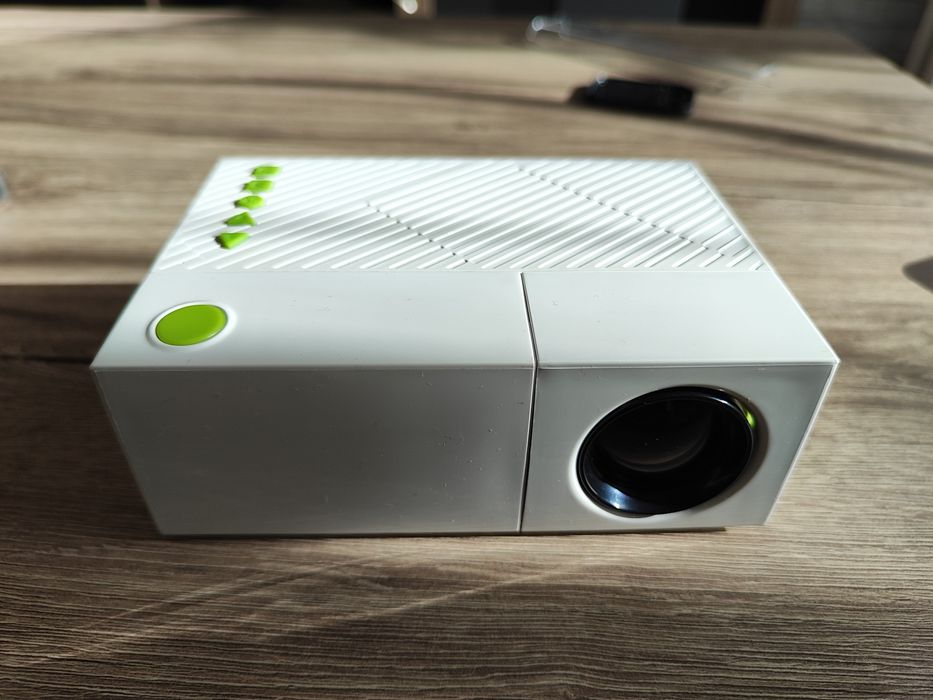 Преносим LED проектор YG310, 24-60 инча, 320x240, бял