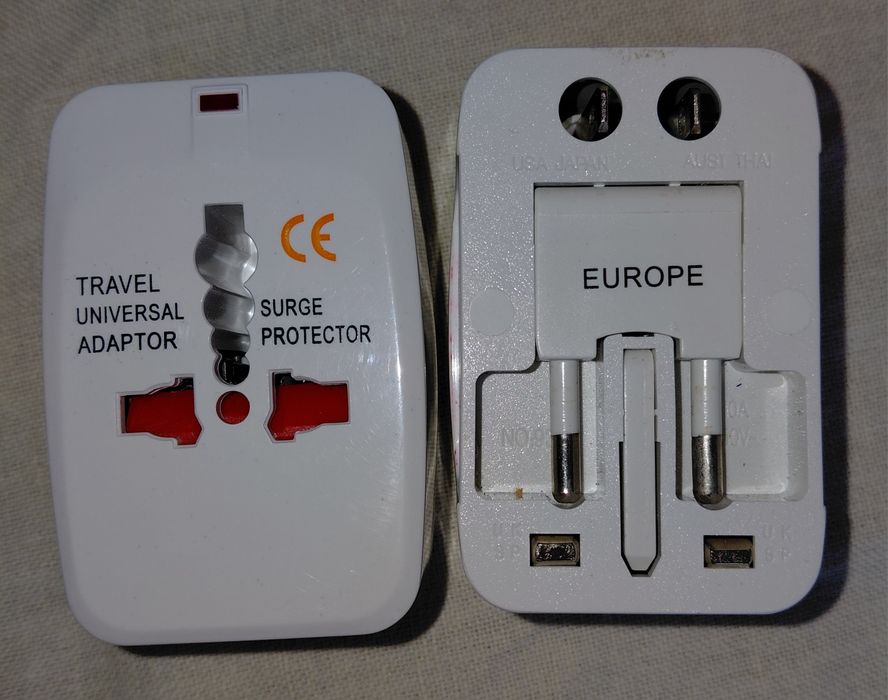 Adaptor de priză universal