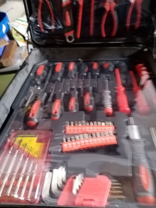Vând trusa scule tip geamantan