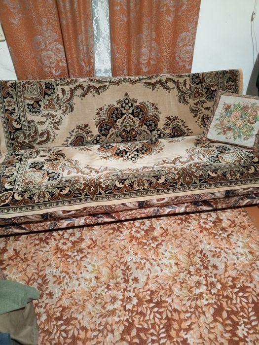 Продам диван б, у советский в хорошем состоянии, раскладывается.5000т.