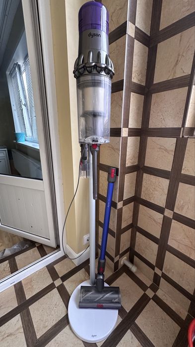 Продается пылесос Дайсон б/у, в отличном состоянии, ничего не сломано,